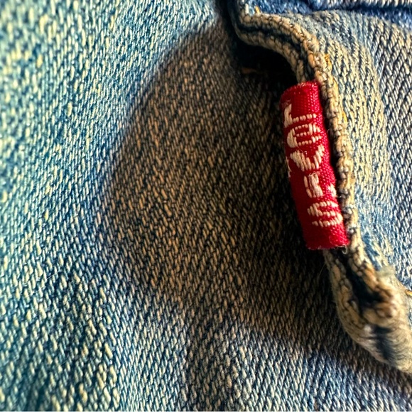 Classic Levi’s Jean Jacket (size M) Purchased in Rome, Italy - Picture 3 of 8